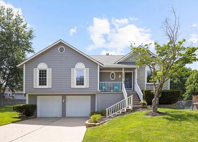 Property at 1208 NE Barnes Dr, Lee's Summit, MO 64086, 3 beds, 2.5 baths