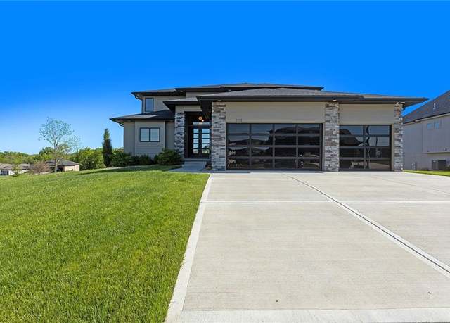 Property at 1113 Hummingbird Ct, Greenwood, MO 64034, 5 beds, 4.5 baths