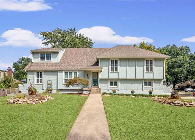Property at 403 SE Richardson Pl, Lee's Summit, MO 64063, 5 beds, 4 baths