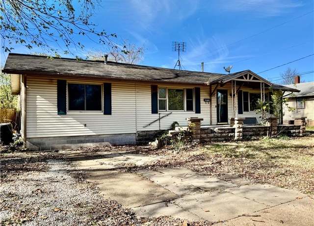 Property at 915 S 15th St, Parsons, KS 67357, 3 beds, 1.5 baths