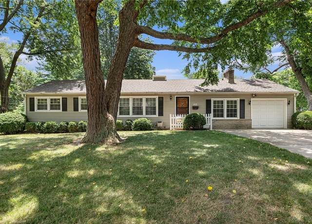 Property at 8201 W 89th St, Overland Park, KS 66212, 3 beds, 2.5 baths
