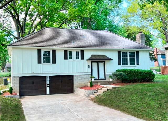 Property at 10806 W 96th St, Overland Park, KS 66214, 3 beds, 2.5 baths