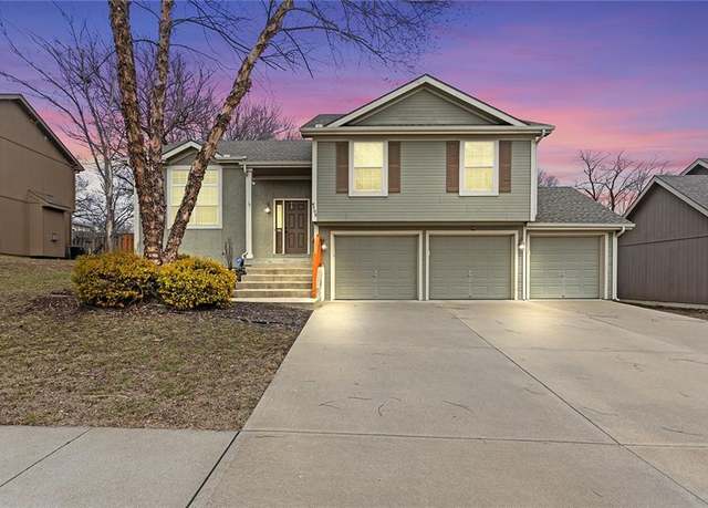 Property at 4709 Edgehill St, Leavenworth, KS 66048, 4 beds, 2.5 baths
