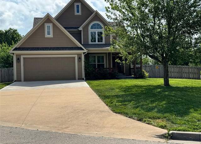 Property at 903 Melrose St, Paola, KS 66071, 3 beds, 2.5 baths