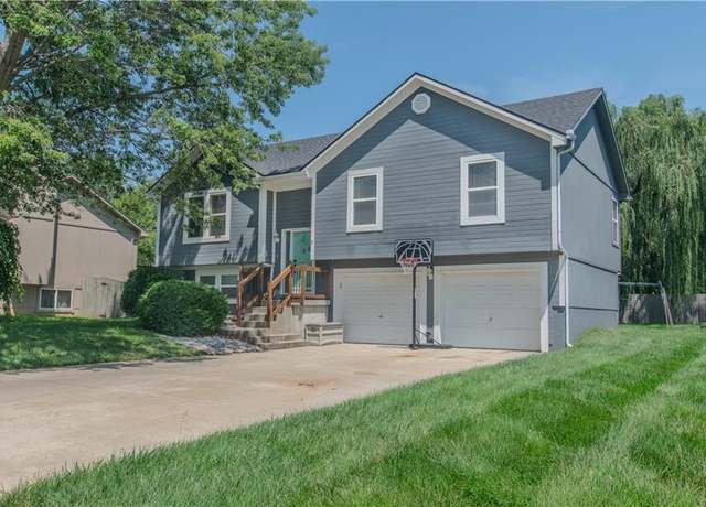 Property at 10206 E 220th Pl, Peculiar, MO 64078, 3 beds, 2 baths