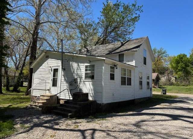 Property at 1603 S Walnut St, Pittsburg, KS 66762, 3 beds, 1 bath