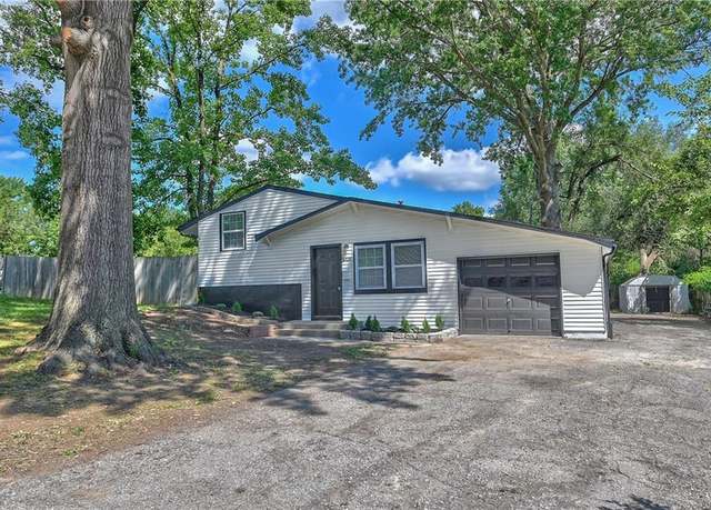Property at 8208 E 114th St, Kansas City, MO 64134, 3 beds, 2 baths