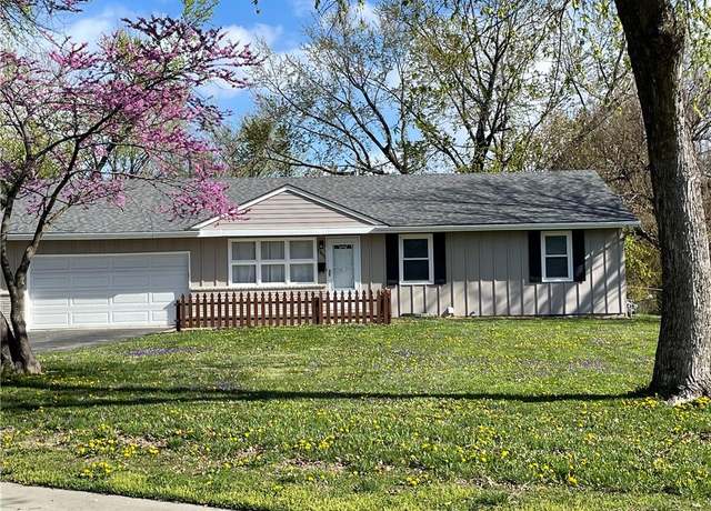 Property at 7900 W 91st St, Overland Park, KS 66212, 3 beds, 2 baths