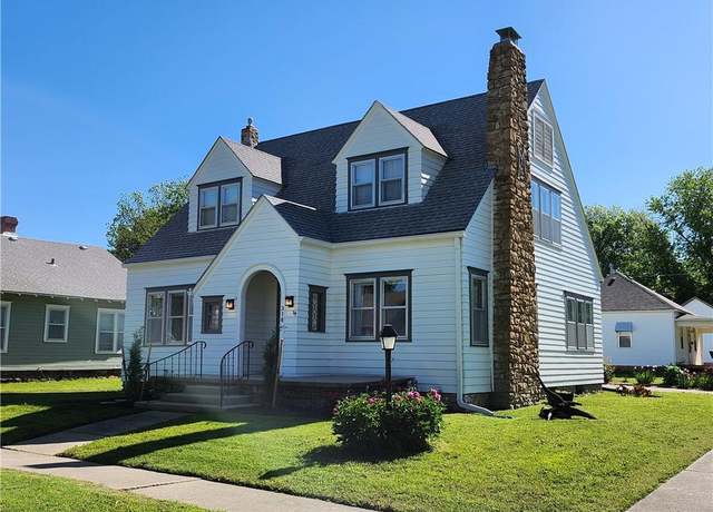 Property at 318 S 9th St, Independence, KS 67301, 3 beds, 1.5 baths