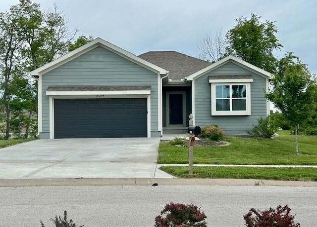 Property at 10204 Siena Dr, Peculiar, MO 64078, 4 beds, 3 baths