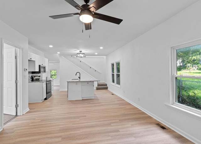 Property at 1233 S Pleasant St, Independence, MO 64055, 3 beds, 2.5 baths