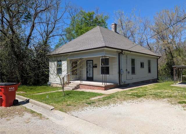 Property at 1305 Clinton St, Lexington, MO 64067, 2 beds, 1 bath