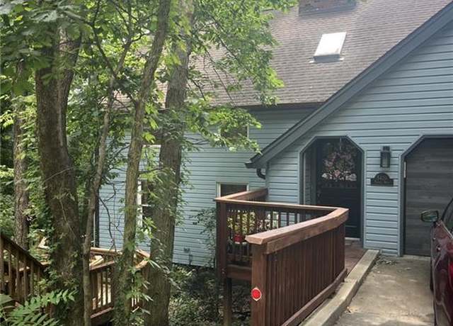 Property at 5420 NW Foxhill Rd, Parkville, MO 64152, 4 beds, 3.5 baths