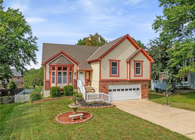 Property at 8300 W 148th St, Overland Park, KS 66223, 5 beds, 3.5 baths