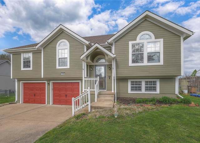 Property at 700 S Sunset Ln, Raymore, MO 64083, 4 beds, 3 baths