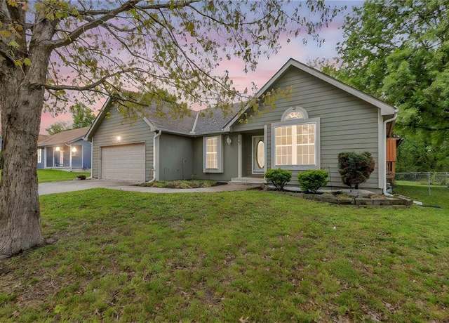 Property at 703 Oakwood St, Harrisonville, MO 64701, 3 beds, 2 baths
