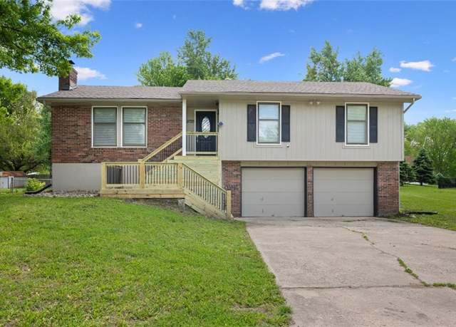 Property at 11725 Crystal Dr, Kansas City, MO 64134, 3 beds, 2 baths