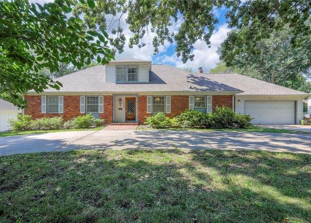 Property at 4705 W 81st St, Prairie Village, KS 66208, 6 beds, 3.5 baths