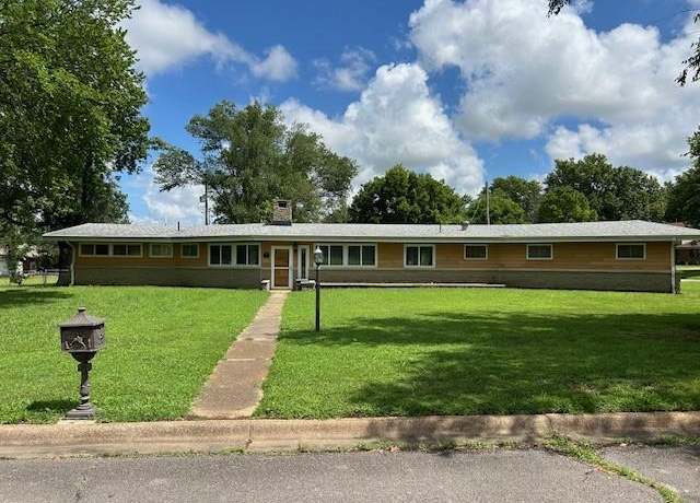 Property at 303 Highland Dr, Parsons, KS 67357, 3 beds, 2 baths