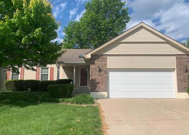 Property at 689 NE Clubhouse Dr, Lee's Summit, MO 64086, 3 beds, 3 baths