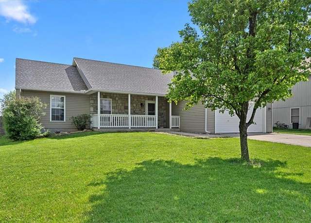 Property at 2110 Hidden Valley Dr, Tonganoxie, KS 66086, 3 beds, 2 baths