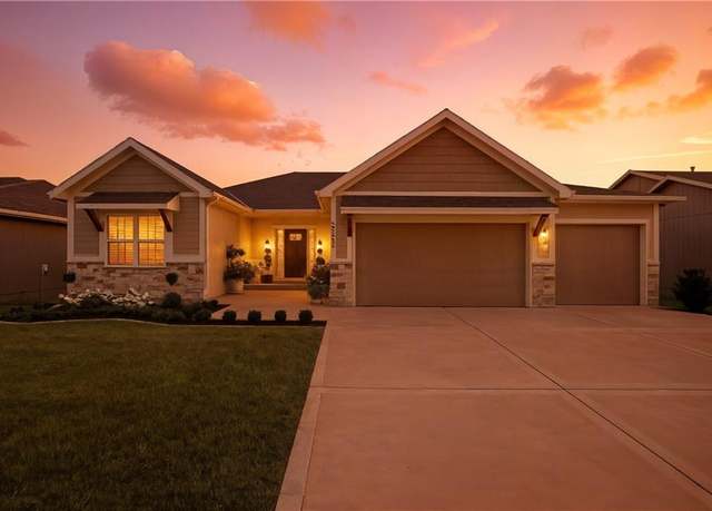 Property at 13800 NW 74th St, Parkville, MO 64152, 3 beds, 3 baths