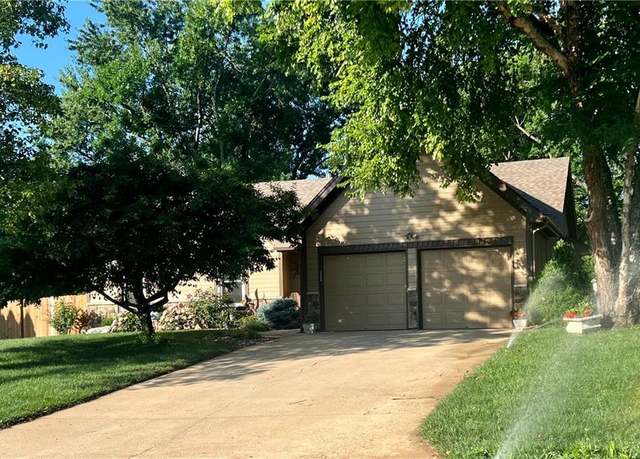 Property at 14719 W 84th St, Lenexa, KS 66215, 3 beds, 2 baths