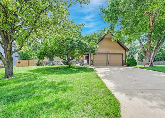 Property at 14719 W 84th St, Lenexa, KS 66215, 3 beds, 2 baths