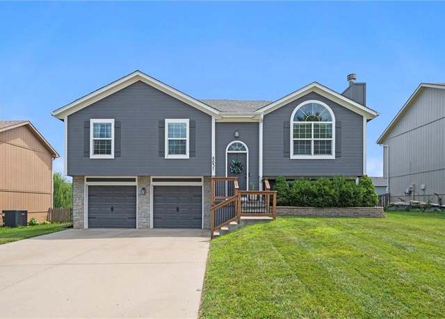 Property at 8631 NE 116th St, Kansas City, MO 64157, 3 beds, 2.5 baths