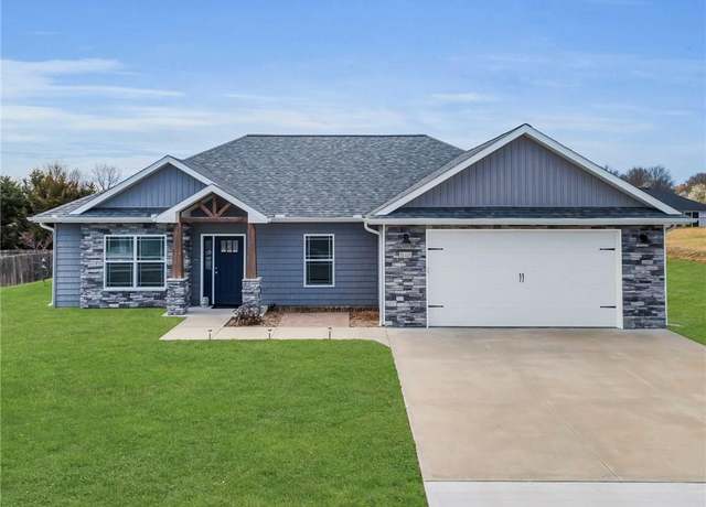 Property at 148 SE 215 St, Warrensburg, MO 64093, 3 beds, 2 baths