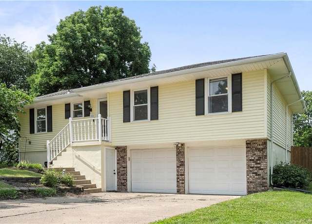 Property at 410 NW Shamrock Ave, Lee's Summit, MO 64081, 3 beds, 2 baths