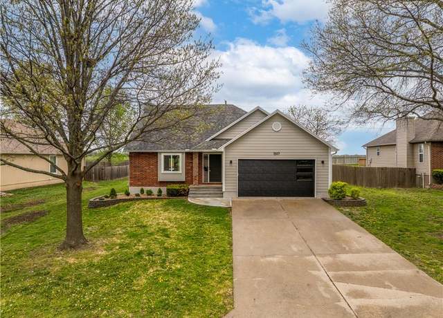 Property at 1597 Essex Dr, Warrensburg, MO 64093, 3 beds, 2 baths