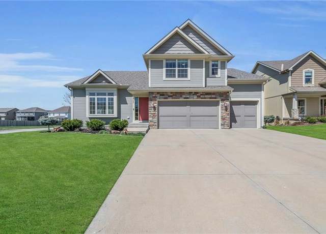 Property at 8100 NE 102nd St, Kansas City, MO 64157, 4 beds, 3 baths