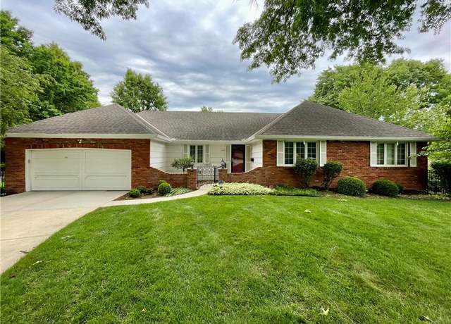 Property at 126 W 116th St, Kansas City, MO 64114, 4 beds, 3.5 baths