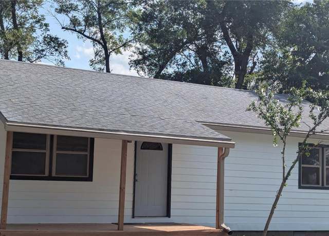 Property at 925 E 21st Ter, Lawrence, KS 66046, 3 beds, 1 bath