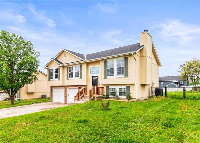 Property at 303 NE 6th St, Oak Grove, MO 64075, 4 beds, 3 baths