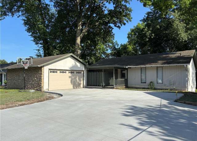 Property at 5110 N Mockingbird Ln, St Joseph, MO 64506, 3 beds, 2 baths