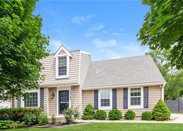 Property at 15129 S Locust St, Olathe, KS 66062, 3 beds, 2.5 baths