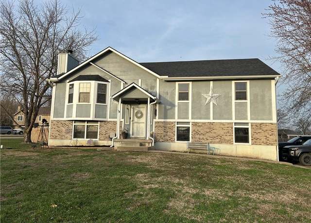 Property at 605 SE 120 Rd, Warrensburg, MO 64093, 4 beds, 2.5 baths