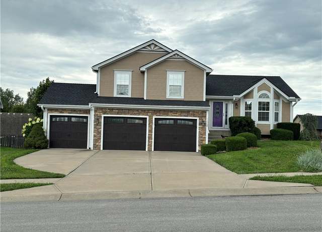 Property at 11920 N Tracy Ave, Kansas City, MO 64155, 3 beds, 2.5 baths