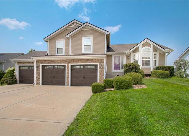 Property at 11920 N Tracy Ave, Kansas City, MO 64155, 3 beds, 2.5 baths
