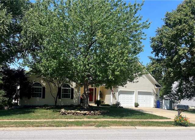 Property at 14304 S Cottonwood Dr, Olathe, KS 66062, 4 beds, 3 baths
