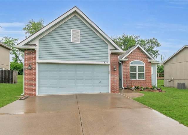 Property at 624 NE 99th St, Kansas City, MO 64155, 3 beds, 2 baths