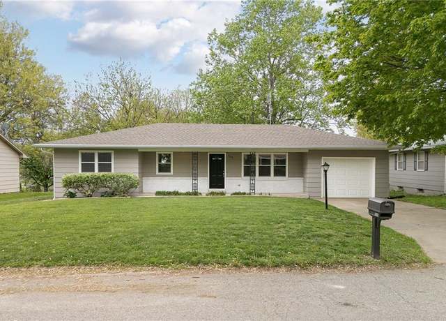 Property at 508 S 11th St, Savannah, MO 64485, 3 beds, 2 baths