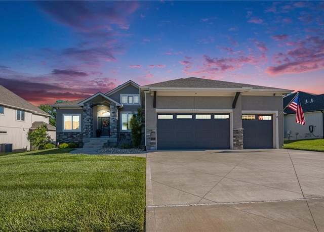 Property at 14814 Thousand Oaks Pl, Parkville, MO 64152, 5 beds, 3.5 baths
