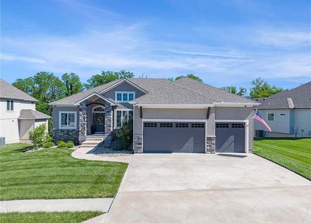 Property at 14814 Thousand Oaks Pl, Parkville, MO 64152, 5 beds, 3.5 baths