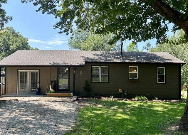 Property at 404 W 3rd St, Peculiar, MO 64078, 2 beds, 1 bath
