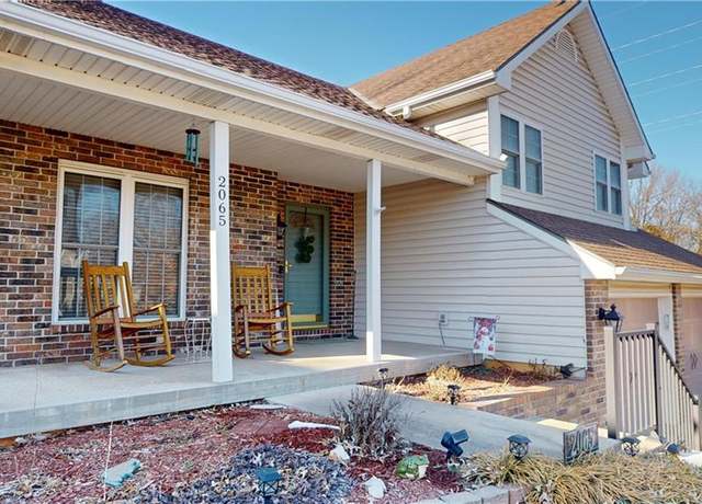 Property at 2065 Ridgeview Dr, Sedalia, MO 65301, 3 beds, 2.5 baths