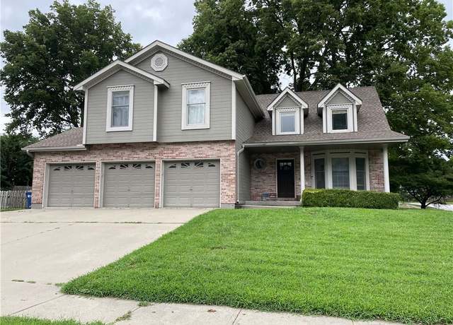 Property at 900 White Oak Ln, Liberty, MO 64068, 4 beds, 4 baths
