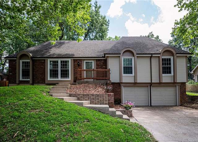 Property at 8005 N London Dr, Kansas City, MO 64151, 4 beds, 3 baths